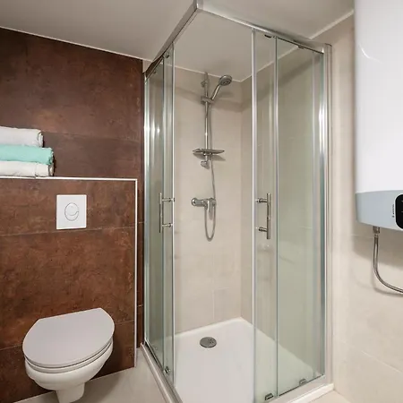 2 Bedroom Cozy In דירה מדולין