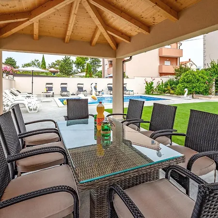 Apartment 2 Bedroom Cozy In *