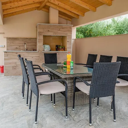 Stunning In Medulin With Kitchen Zadar