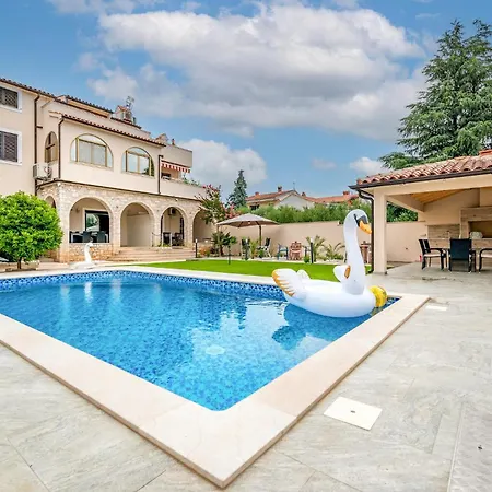 Stunning In Medulin With Kitchen * Zadar