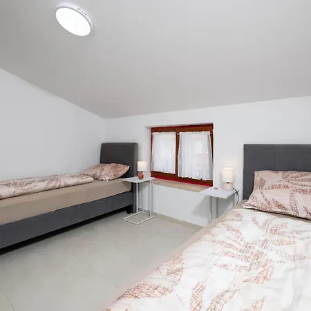 Stunning In Medulin With Kitchen * Zadar