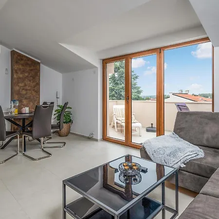 شقة 2 Bedroom Cozy In *