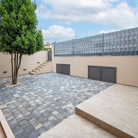 Stunning In Medulin With Kitchen Apartment